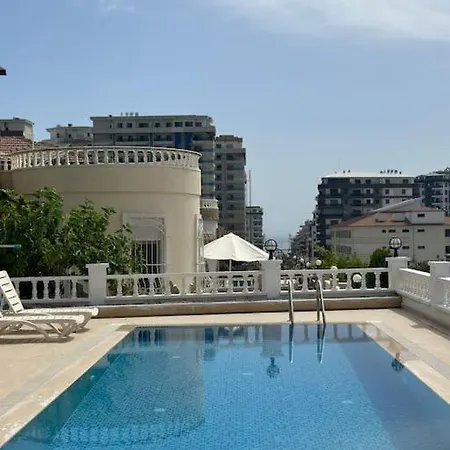 Gold Da Oezel Havuzlu Muhtesem Αλάνια